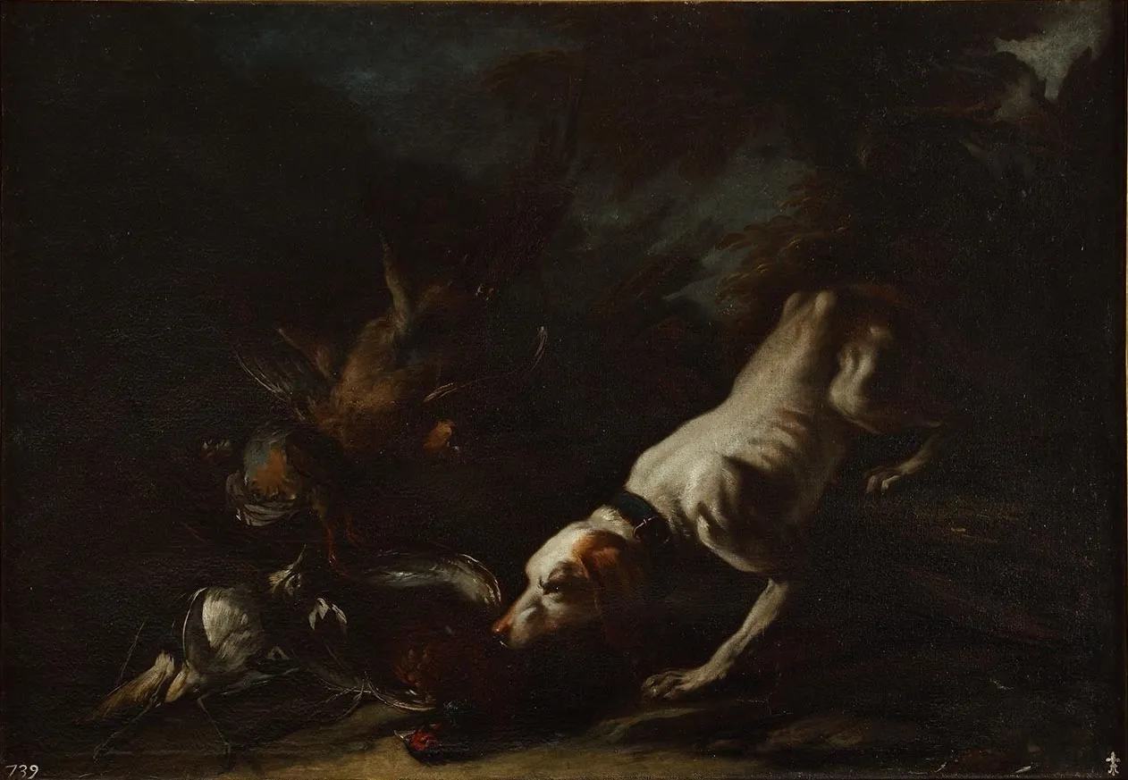 Pintura de un perro de caza blanco sujetando con la boca un ave muerta, rodeado de otras piezas de caza en un fondo oscuro de bosque.