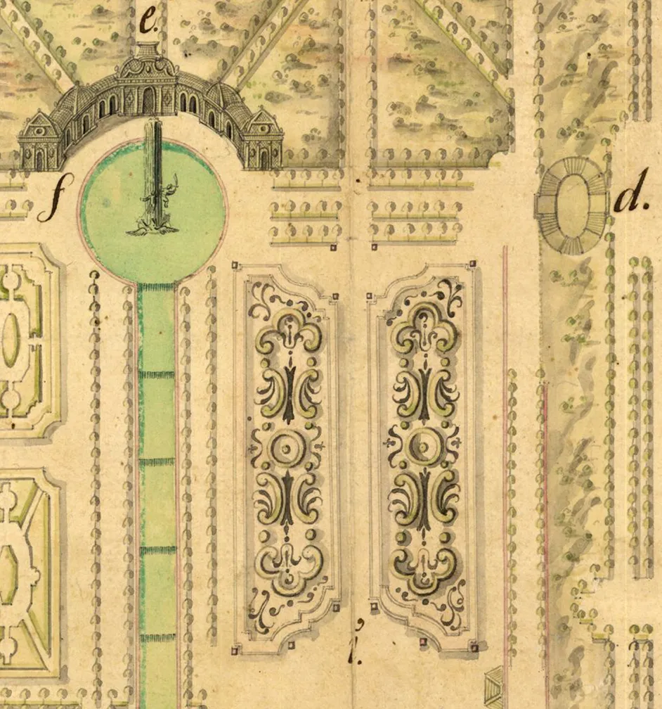 Detalle de un plano con un estanque circular verde con columna central, junto a un edificio semicircular y dos parterres con dibujo en volutas.