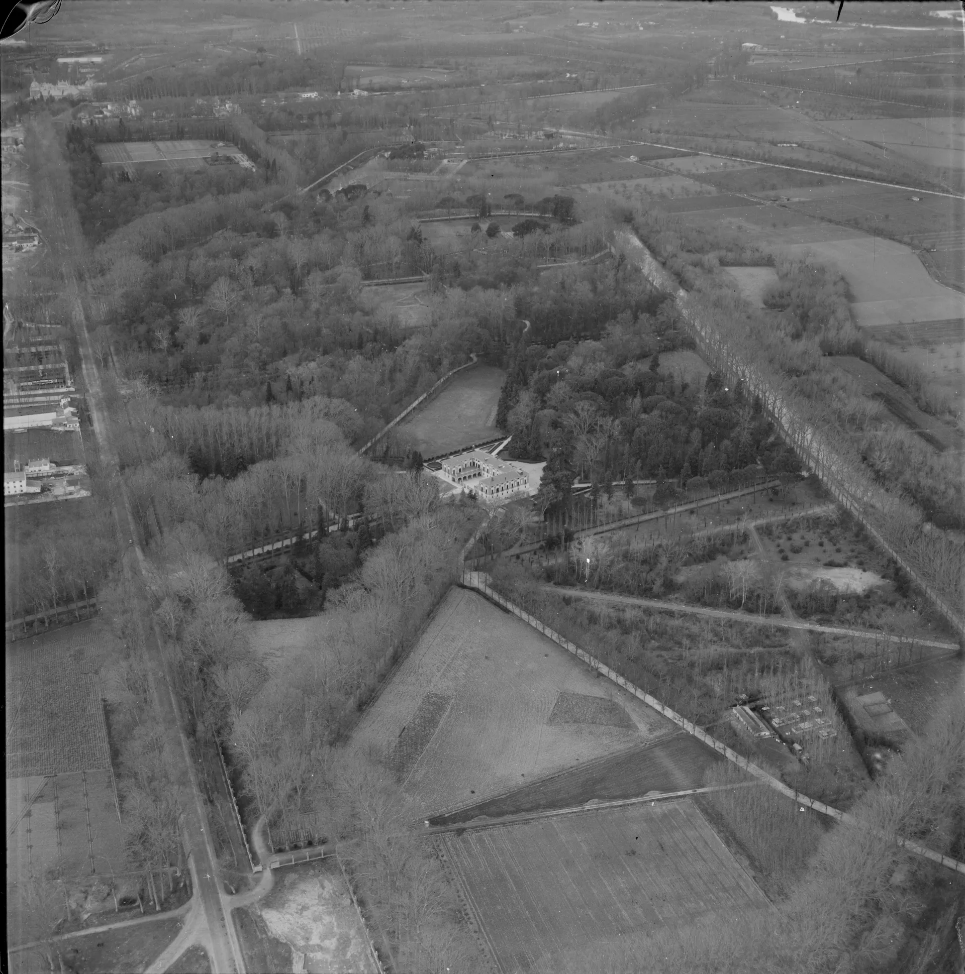 Fotografía aérea oblicua antigua de los jardines y el palacio de Aranjuez.