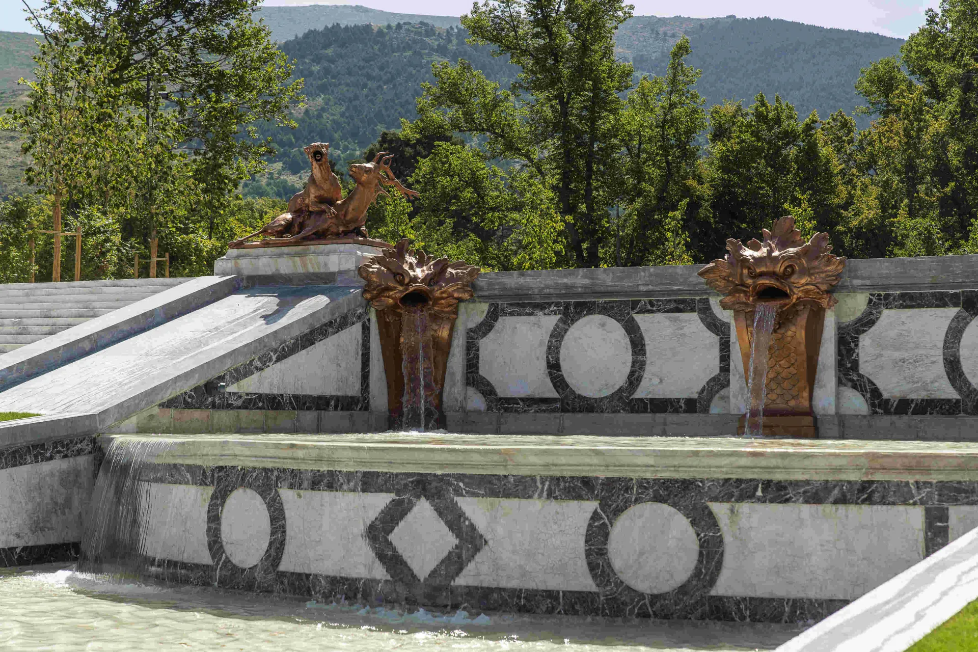 Detalle de cascada de mármoles, escultura de perro y ciervo y mascarón. 2026. Patrimonio Nacional.