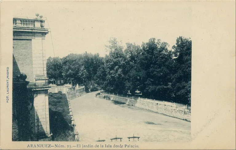 Postal antigua del jardín de la Isla visto desde el palacio, con el río y un puente.