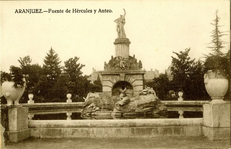 Postal antigua de la fuente de Hércules y Anteo en Aranjuez, con su estanque.