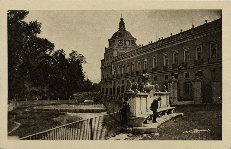 Postal antigua del palacio de Aranjuez con su cúpula y una fuente en el jardín.