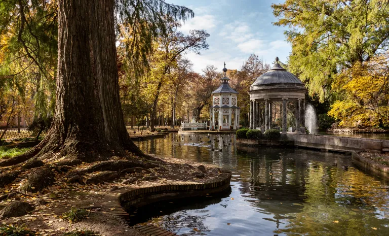 Fotografía del estanque chinesco con el templete chino y la rotonda reflejados, en otoño.
