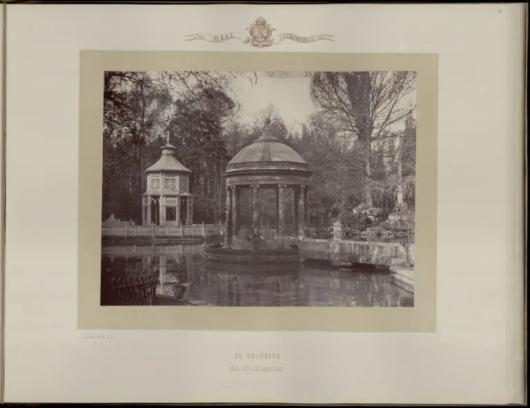 Fotografía antigua del Chinesco con el templete chino y la rotonda sobre el estanque.