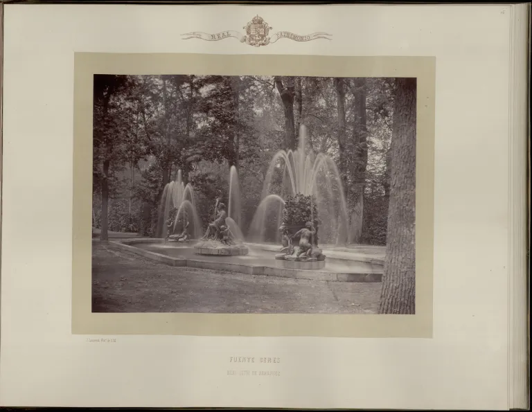 Fotografía antigua de la fuente de Ceres con surtidores entre la arboleda.