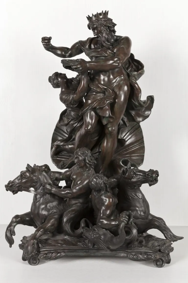 Escultura de bronce de Neptuno coronado sobre caballos marinos y tritones.