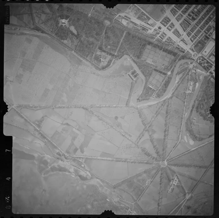 Fotografía aérea antigua del Real Sitio con el río, parcelas y caminos.