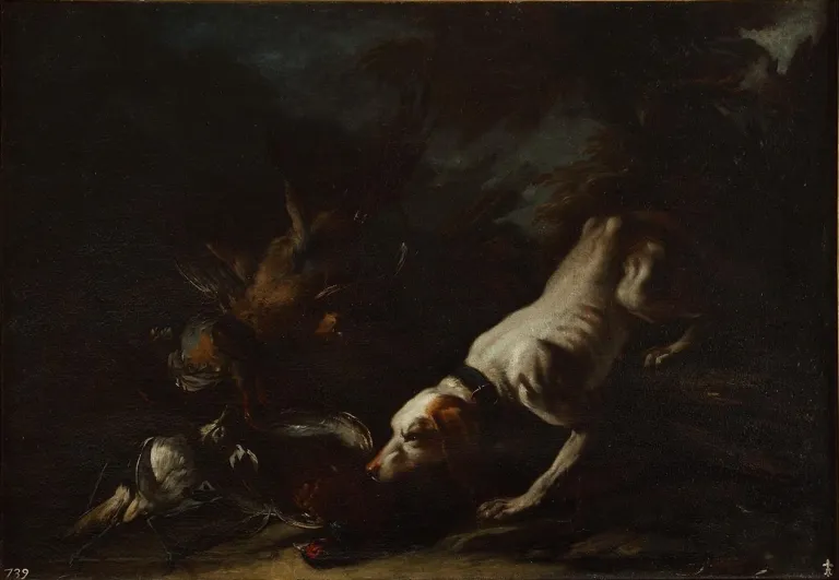 Pintura de un perro de caza blanco sujetando con la boca un ave muerta, rodeado de otras piezas de caza en un fondo oscuro de bosque.