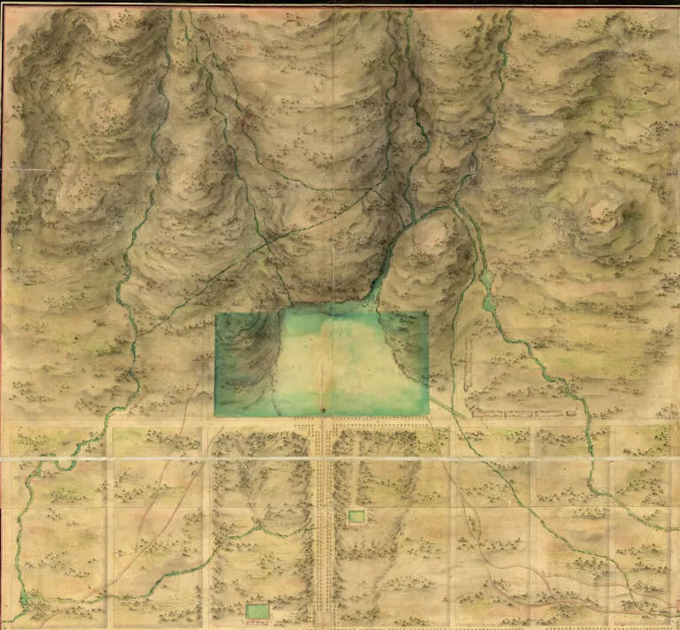 Plano dibujado a mano de un terreno montañoso con ríos serpenteantes y un estanque rectangular en el centro, visto a vista de pájaro.