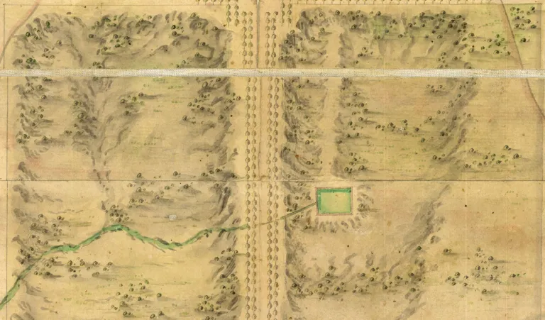 Detalle de plano antiguo a acuarela con parcelas arboladas, un estanque rectangular verde y un arroyo serpenteante.