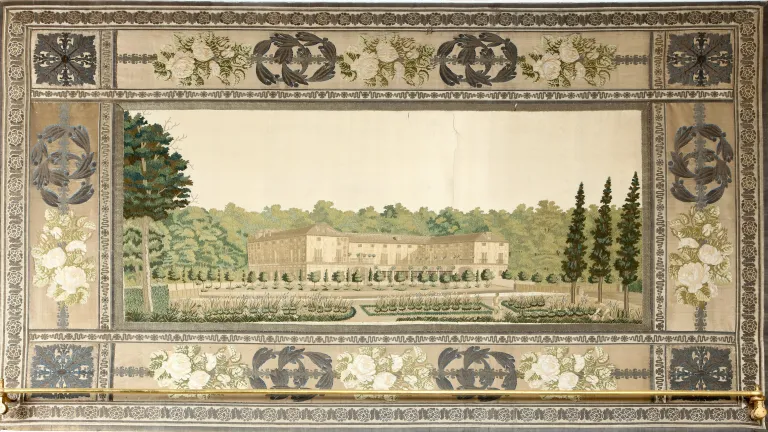 Lámina enmarcada con orla floral que representa la Real Casa del Labrador de Aranjuez y sus jardines.