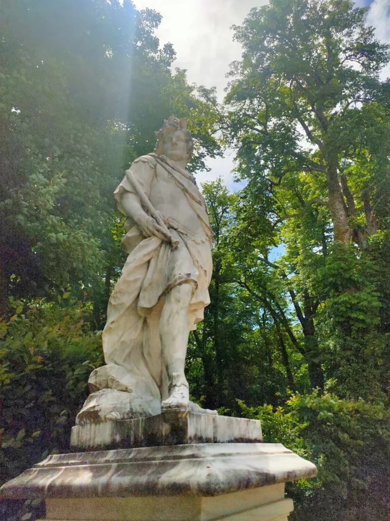 Fotografía de la escultura que representa el Poema Heroico.