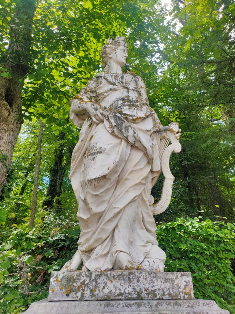 Fotografía de la escultura que representa el Poema Lírico.