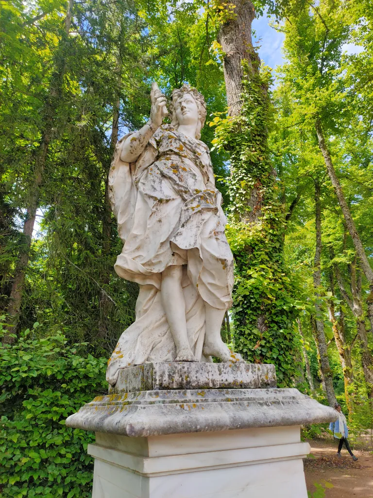Fotografía de la escultura que representa el Poema Pastoral.
