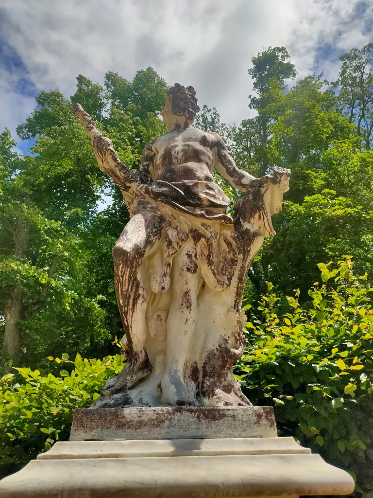Fotografía de la escultura que representa el Poema Satírico.