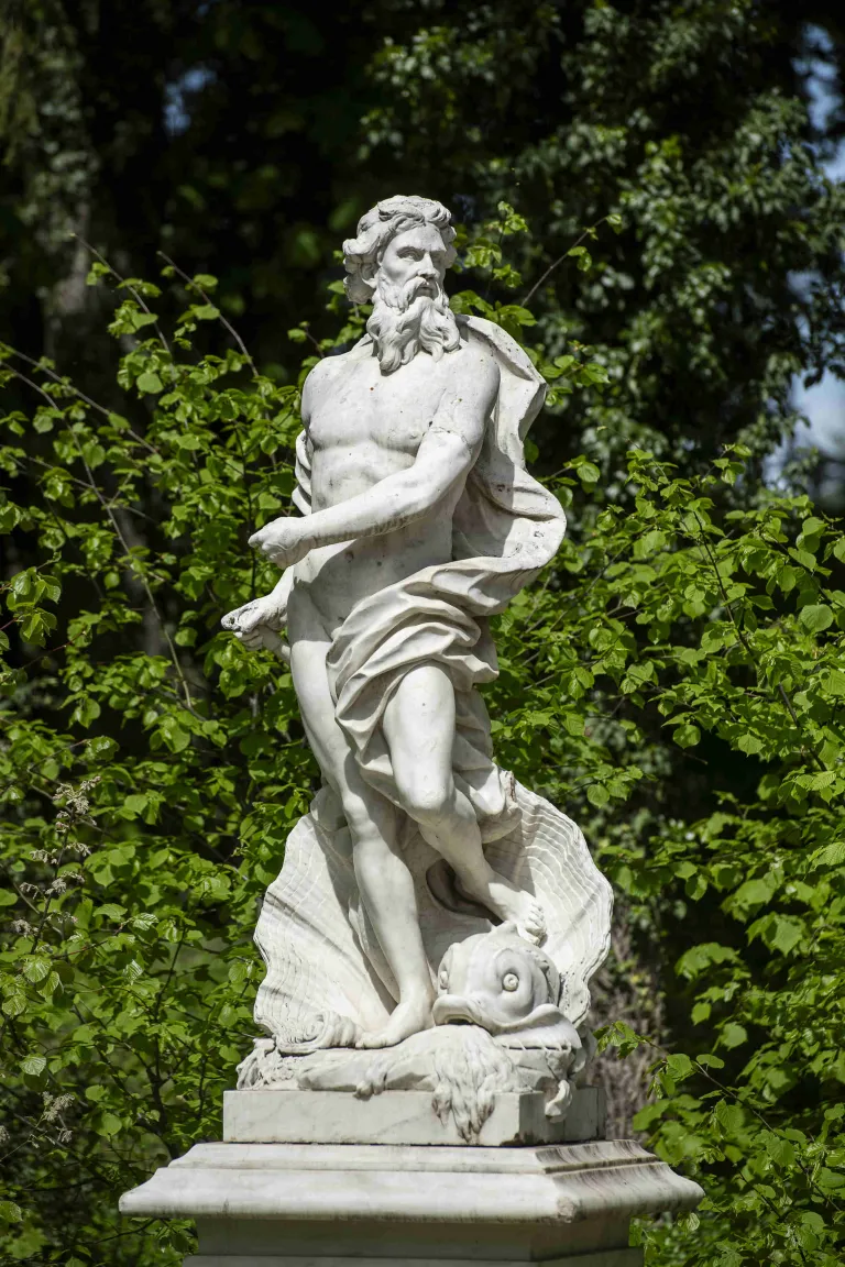 Fotografía de la escultura de Neptuno sobre una concha marina.