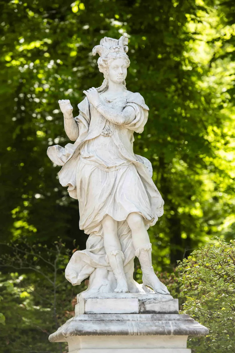 Fotografía de la escultura de una mujer tocando una flauta.