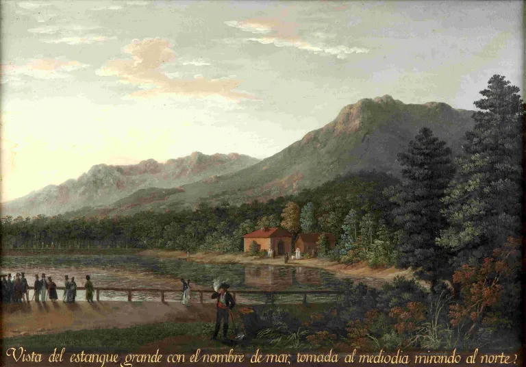 Pintura de un gran estanque rodeado de montañas y bosque, con pequeñas casas en la orilla opuesta y paseantes vestidos de época junto a una baranda en primer término.