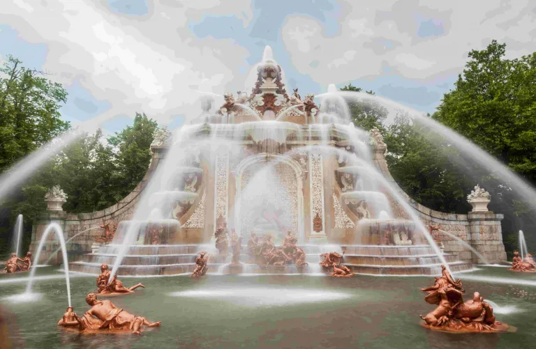 Fotografía de la Fuente de los Baños de agua con espectacular abundancia de surtidores y bufet de agua.
