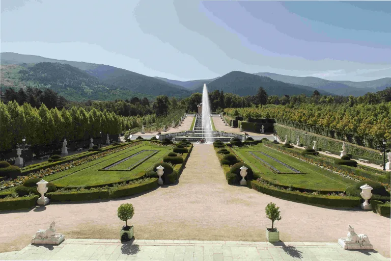 Dibujo de un jardín con parterres formados por dibujos de filigranas de boj, ornamentado con esculturas de mármol y jarrones en plomo pintados de blanco y una gran cascada que cae en una fuente en cuyo grupo de esculturas central surge un gran surtidor vertical de agua. En la parte superior de la cascada hay otra fuente, y un cenador, todo enmarcado por densas arboledas y al fondo un paisaje montañoso.