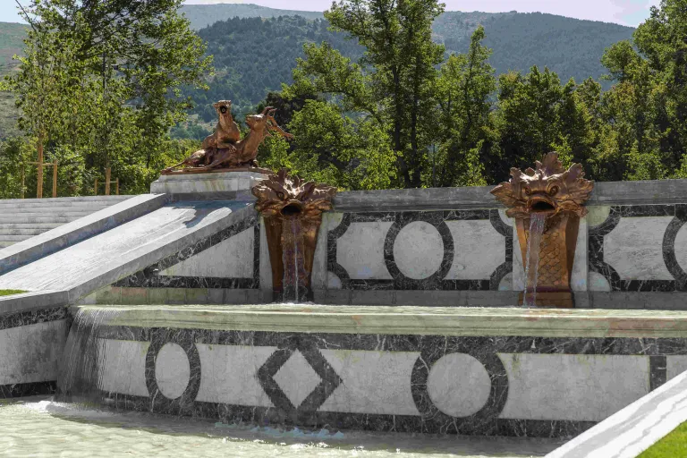 Detalle de cascada de mármoles, escultura de perro y ciervo y mascarón. 2026. Patrimonio Nacional.