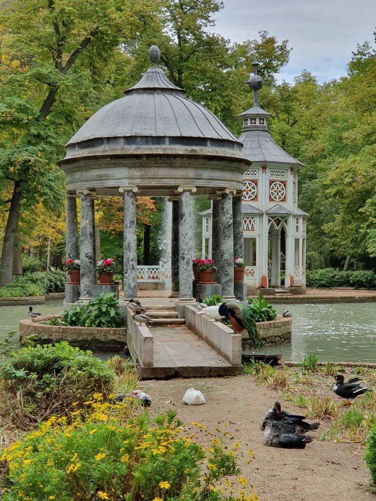 Templete y estanque de Chinescos, con patos y ocas.